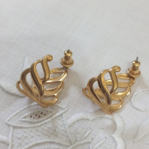 Vintage signed Napier gold tone swirl scroll semi hoop post earrings - Picture 7 of 8
